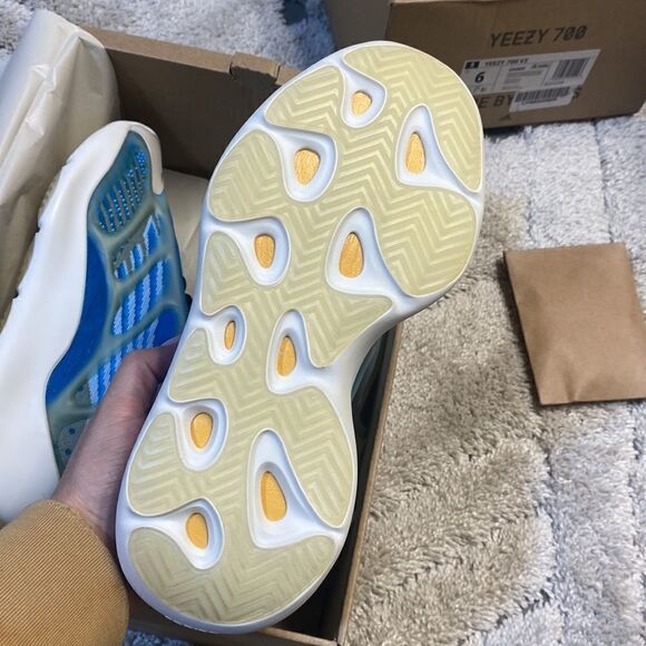 ADIDAS YEEZY 700 V3 ARZARETH - Picture 6 of 11